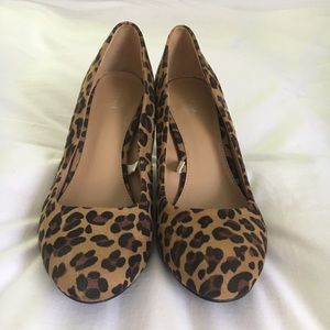 LEOPARD print block heel.